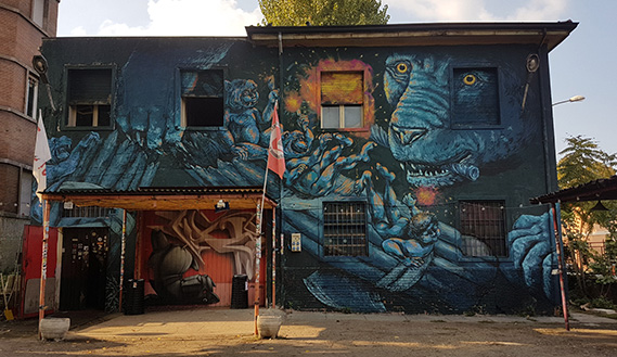 Fotogramma da A noi rimane il mondo. Wu Ming and the art of radical resistance